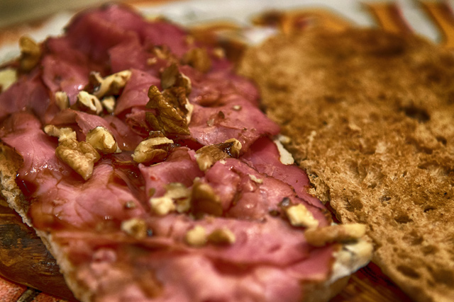 Σάντουιτς με παστράμι μόσχου Δράμας, gorgonzola, καραμελωμένο κρεμμύδι, καρύδια και μπαλσάμικο σφενδάμου Σάντουιτς με παστράμι μόσχου Δράμας, gorgonzola, καραμελωμένο κρεμμύδι, καρύδια και μπαλσάμικο σφενδάμου