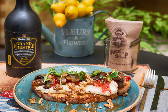 Μπρουσκέτα με κατσικίσιο τυρί (chevre), ψητά μανιτάρια, καρύδι και vinaigrette μελιού Μπρουσκέτα με κατσικίσιο τυρί (chevre), ψητά μανιτάρια, καρύδι και vinaigrette μελιού