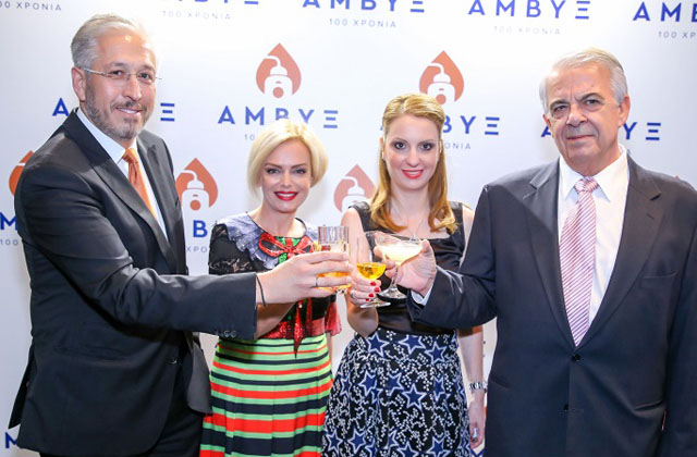 Γιάννης Αρτινός (Γενικός Διευθυντής Άμβυξ), Τζόση Βιτζηλαίου (PR Manager), Μίκα Χούντα (Events Manager), Ισίδωρος Ρεβάχ (Πρόεδρος Άμβυξ)