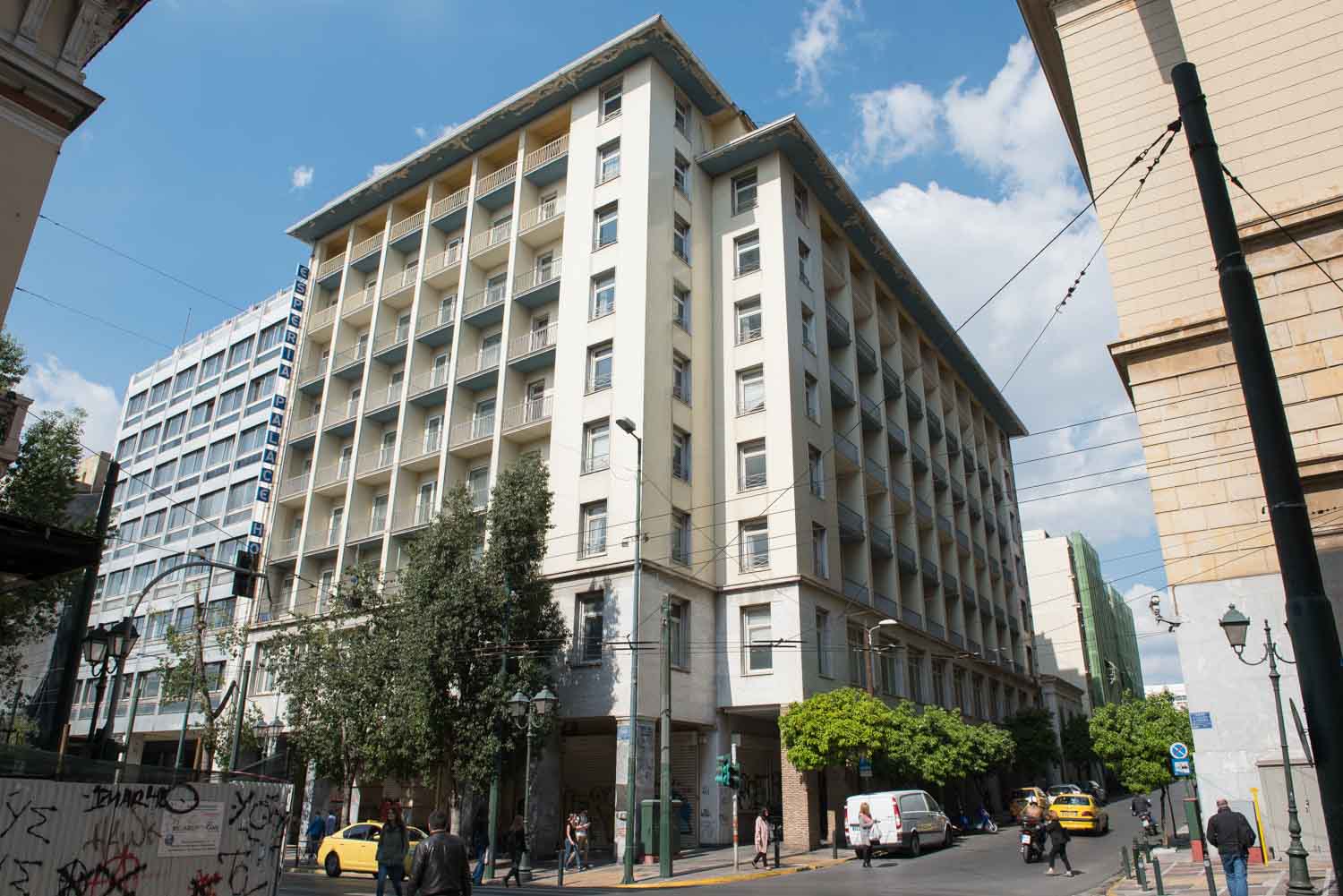 Το ξενοδοχείο Εσπέρια, στη συμβολή της Σταδίου με την Εδουάρδου Λω, έκλεισε το 2010 ως ένα από τα πρώτα θύματα της οικονομικής κρίσης. 