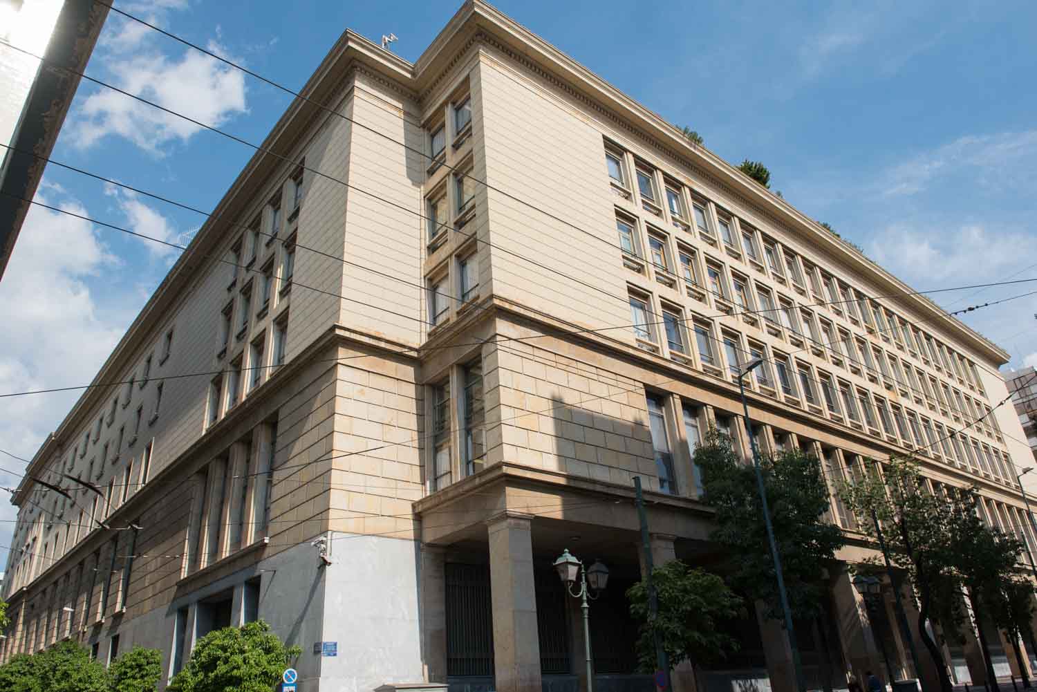 Το κτίριο της Τράπεζας της Ελλάδος αποτελεί αντιπροσωπευτικό δείγμα έκφρασης ακαδημαϊσμού των δημοσίων κτιρίων στην Ελλάδα του Μεσοπολέμου. Εγκαινιάστηκε το 1938.