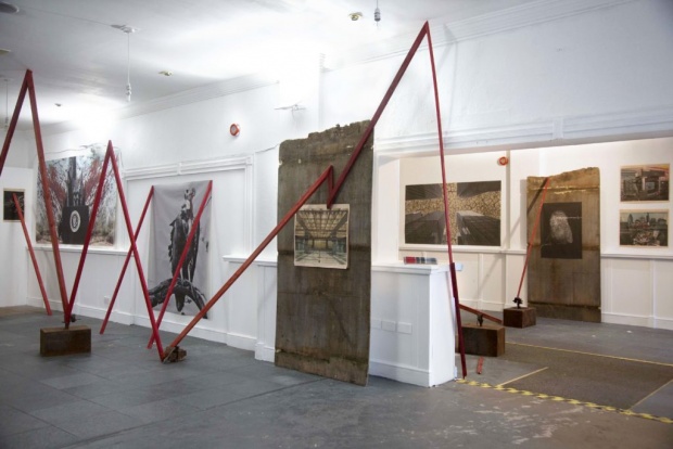 Είναι ένας άλλος κόσμος εφικτός; Οι kennardphillipps το ψάχνουν με τα αιχμηρά φωτομοντάζ τους Είναι ένας άλλος κόσμος εφικτός; Οι kennardphillipps το ψάχνουν με τα αιχμηρά φωτομοντάζ τους