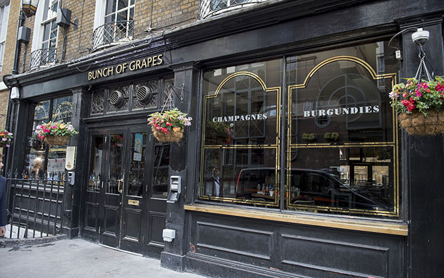 Πάγωσε ο χρόνος στις παμπ της Γέφυρας του Λονδίνου