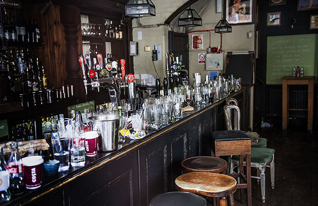 Πάγωσε ο χρόνος στις παμπ της Γέφυρας του Λονδίνου