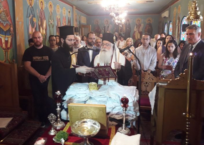 Στο Βόλο ευλογούν και τις ιατρικές στολές (εικόνες)