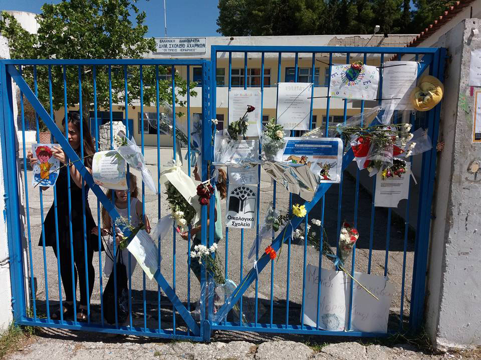 Σημειώματα και λουλούδια στο σχολείο του Μάριου