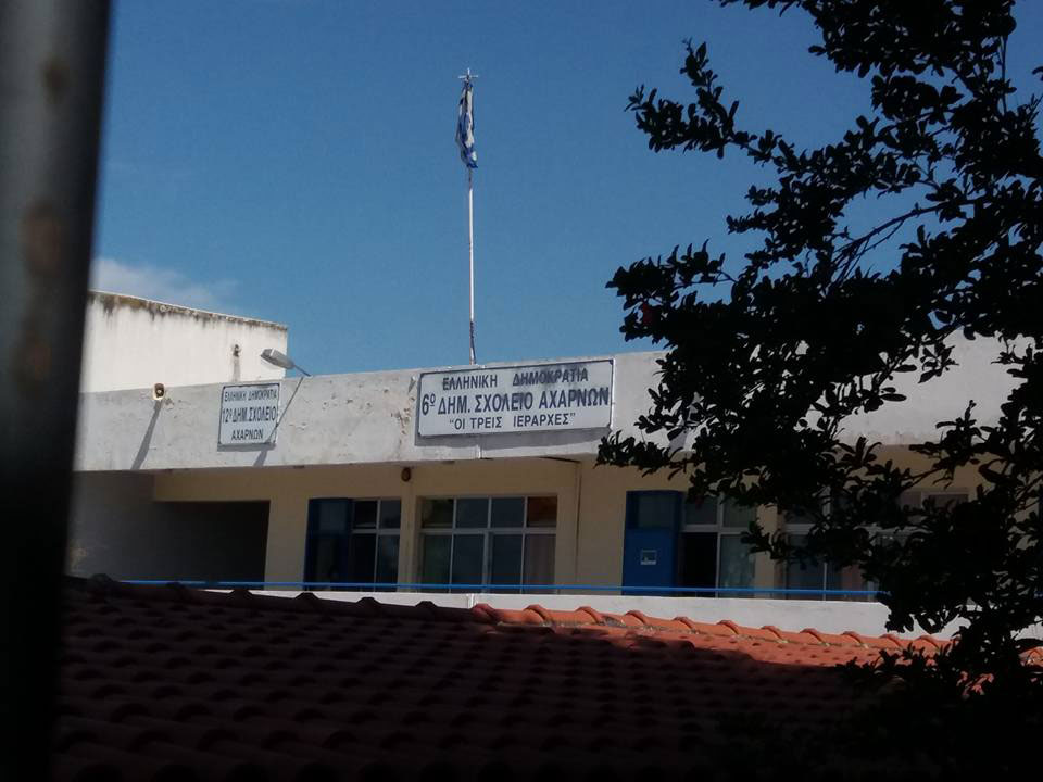 Σημειώματα και λουλούδια στο σχολείο του Μάριου