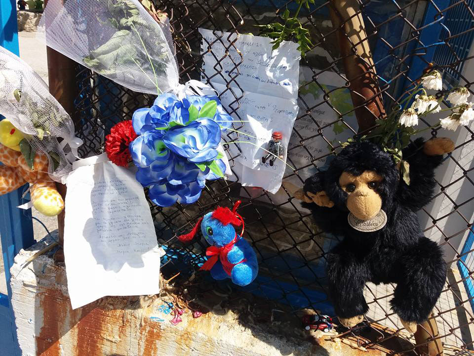 Σημειώματα και λουλούδια στο σχολείο του Μάριου