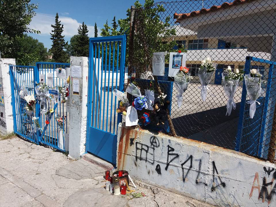 Σημειώματα και λουλούδια στο σχολείο του Μάριου