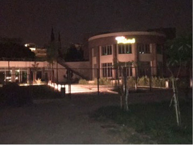 Λαμπαδηφορία στο έρημο κτίριο του «Άλσους»