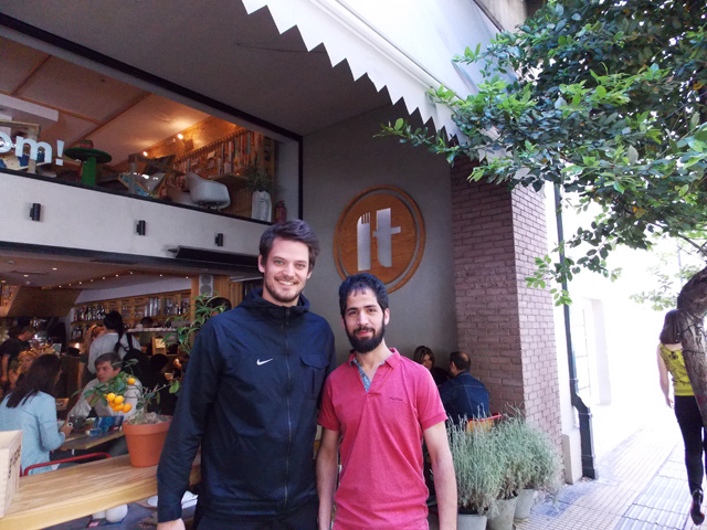 Ο σεφ του It, Ηλίας Σταυρόπουλος μαζί με τον Ρεζά Γκολαμί, ιδιοκτήτη και σεφ του εστιατορίου Folia