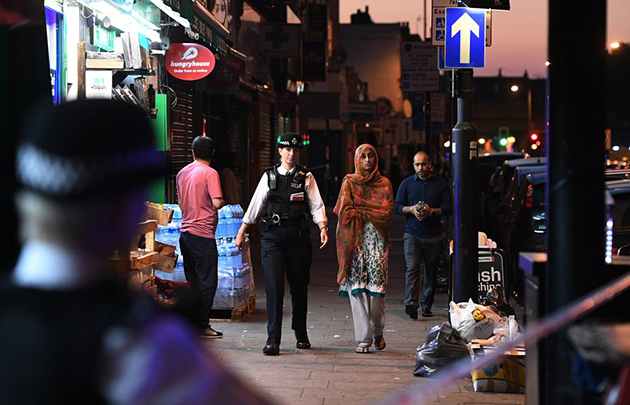 Πανικός στο βόρειο Λονδίνο. Βαν έπεσε σε πεζούς κοντά σε τέμενος