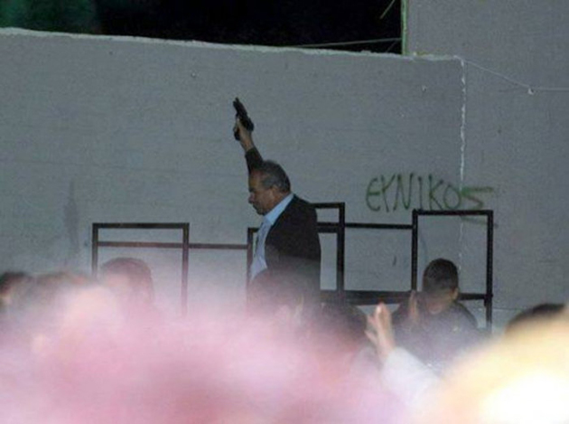 Αντιδήμαρχος ρίχνει «εορταστικές» μπαλωθιές Αντιδήμαρχος ρίχνει «εορταστικές» μπαλωθιές