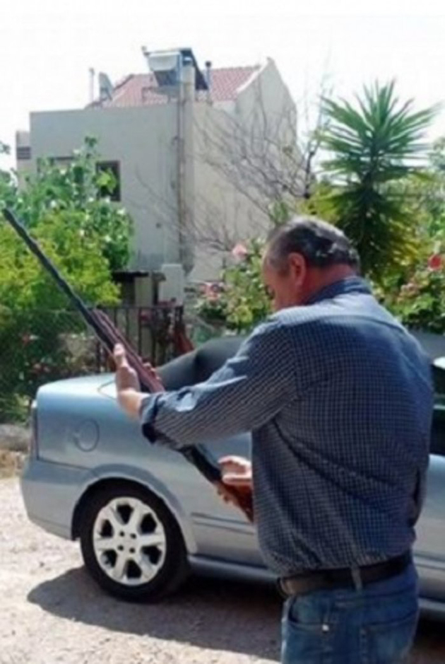 Αντιδήμαρχος ρίχνει «εορταστικές» μπαλωθιές Αντιδήμαρχος ρίχνει «εορταστικές» μπαλωθιές