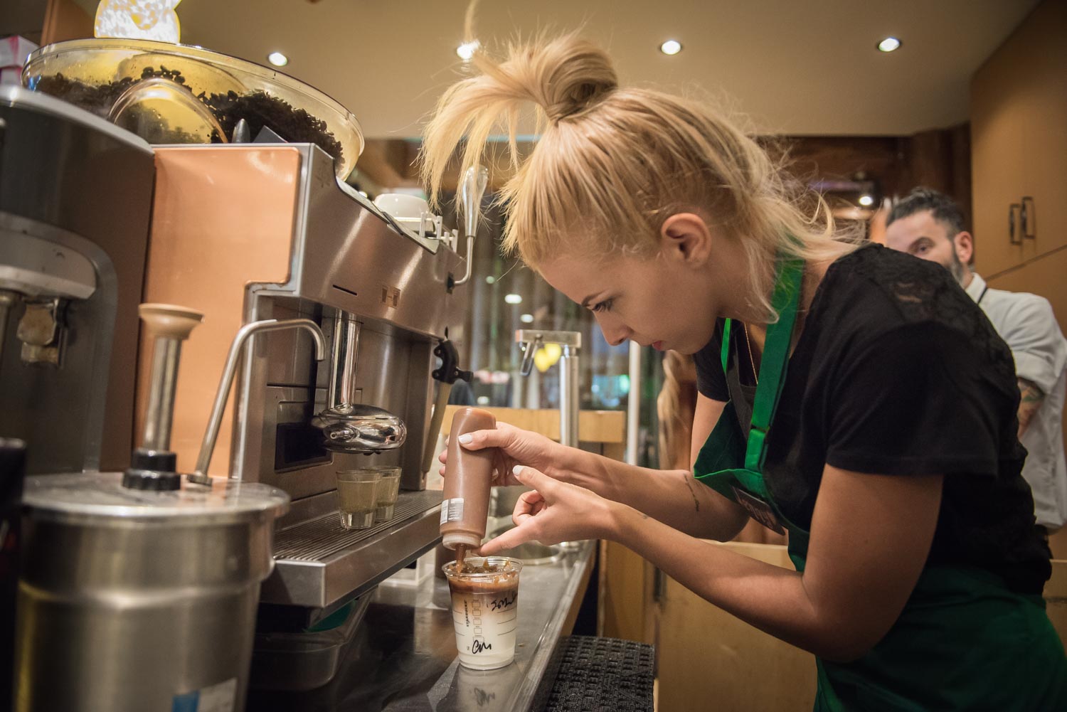 Ήξερες ότι όταν σου γαρνίρουν με σιρόπι τον καφέ σου, ο υπάλληλος πρέπει να ακολουθεί ένα συγκεκριμένο μοτίβο; Για παρατήρησε το την επόμενη φορά που θα βρεθείς στο αγαπημένο σου κατάστημα Starbucks. 