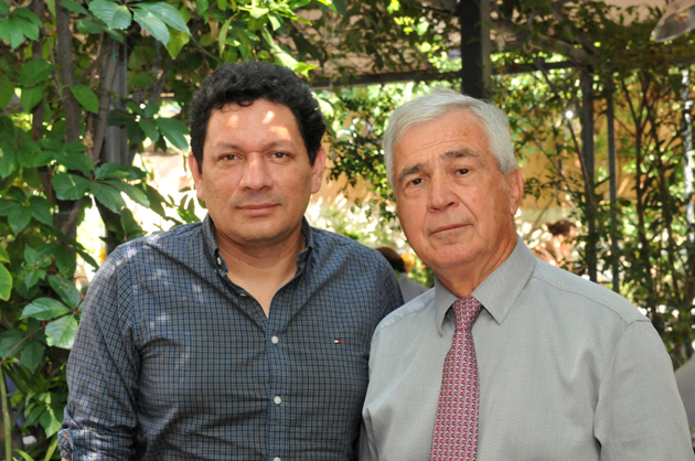 Ο Χόρχε Γκαλάν με τον εκδότη κ. Θάνο Ψυχογιό ©Τέσυ Μπάιλ. 