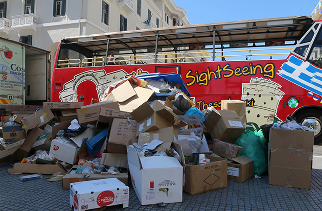 Ομαδικά πυρά κατά της κυβέρνησης για τον «Γολγοθά» των σκουπιδιών 