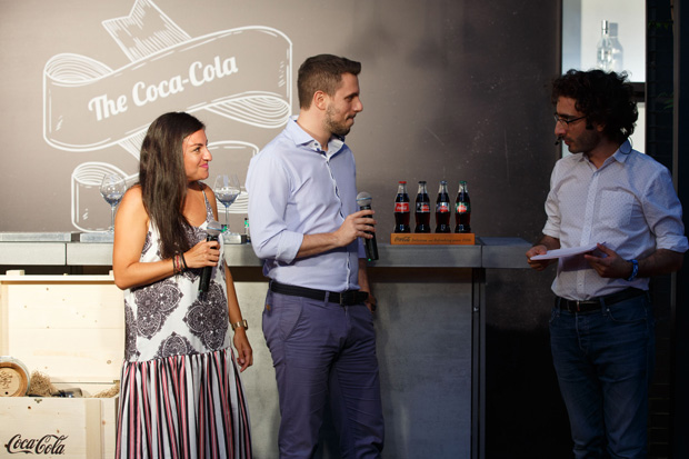 H Δέσποινα Παππά, Marketing Specialist, Ελλάδα, Κύπρο και Μάλτα, The Coca-Cola Company, μαζί με τον Χρήστο Μπαλατσό, Customer Marketing Specialist της Coca-Cola 3Ε και ο παρουσιαστής της βραδιάς Λάμπρος Φισφής.
