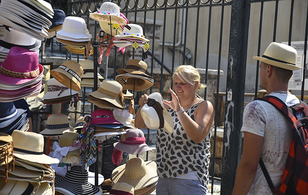 Στον «τροπικό» του καύσωνα μπαίνει όλη η Ελλάδα Στον «τροπικό» του καύσωνα μπαίνει όλη η Ελλάδα