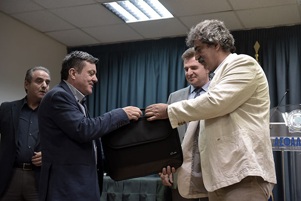 Η παράδοση του κλεμμένου ιατρικού εξοπλισμού στον Παύλο Πολάκη