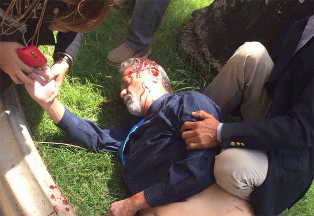 Αιμόφυρτος βουλευτής πεσμένος στο έδαφος Αιμόφυρτος βουλευτής πεσμένος στο έδαφος