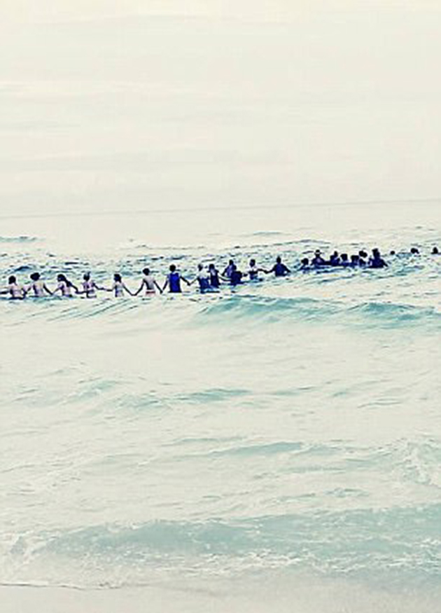 Η ανθρώπινη αλυσίδα που έσωσε μια οικογένεια από πνιγμό Η ανθρώπινη αλυσίδα που έσωσε μια οικογένεια από πνιγμό