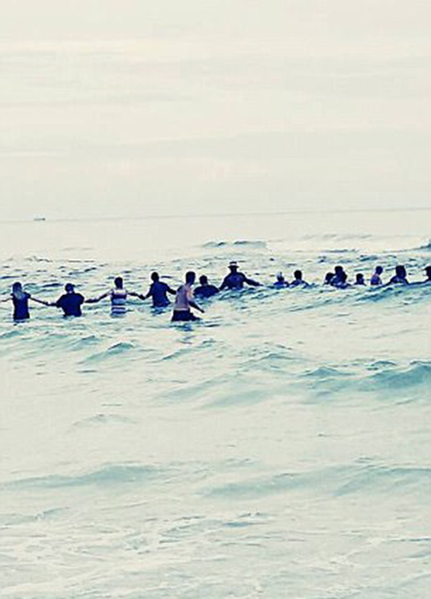 Η ανθρώπινη αλυσίδα που έσωσε μια οικογένεια από πνιγμό Η ανθρώπινη αλυσίδα που έσωσε μια οικογένεια από πνιγμό