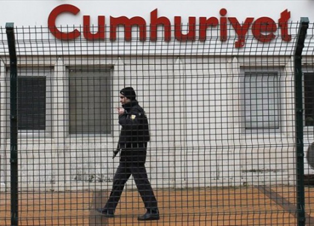 Ο δρόμος της Τζουμχουριέτ αποκλεισμένος και υπο φύλαξη