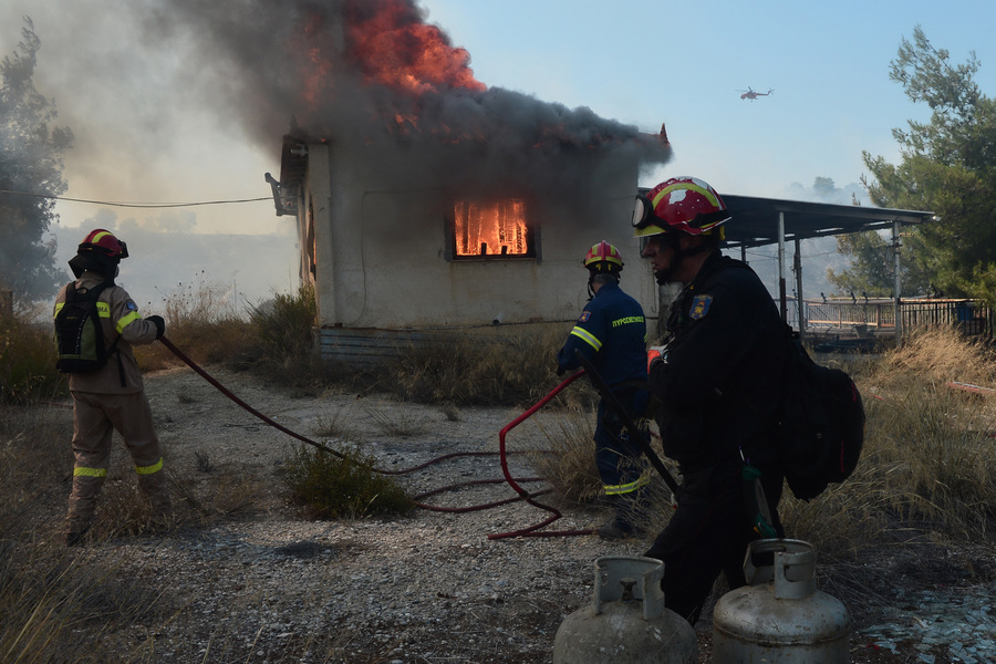  Τρεις πυροσβέστες τραυματίες στο Ζευγολατιό