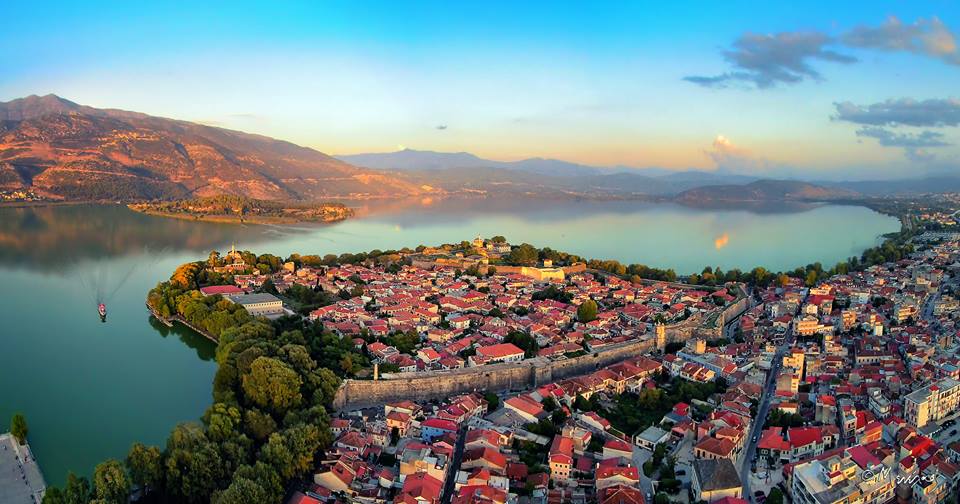 Ο Goran Bregovic κι η μπάντα του συναντήθηκαν για πρώτη φορά με τον Πετρολούκα Χαλκιά Ο Goran Bregovic κι η μπάντα του συναντήθηκαν για πρώτη φορά με τον Πετρολούκα Χαλκιά