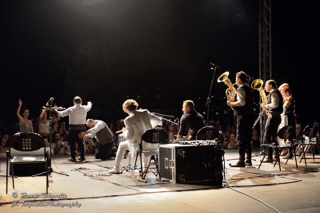 Ο Goran Bregovic κι η μπάντα του συναντήθηκαν για πρώτη φορά με τον Πετρολούκα Χαλκιά Ο Goran Bregovic κι η μπάντα του συναντήθηκαν για πρώτη φορά με τον Πετρολούκα Χαλκιά