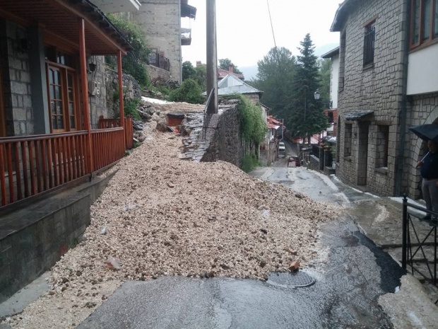 Στα λευκά το Μέτσοβο από το χαλάζι