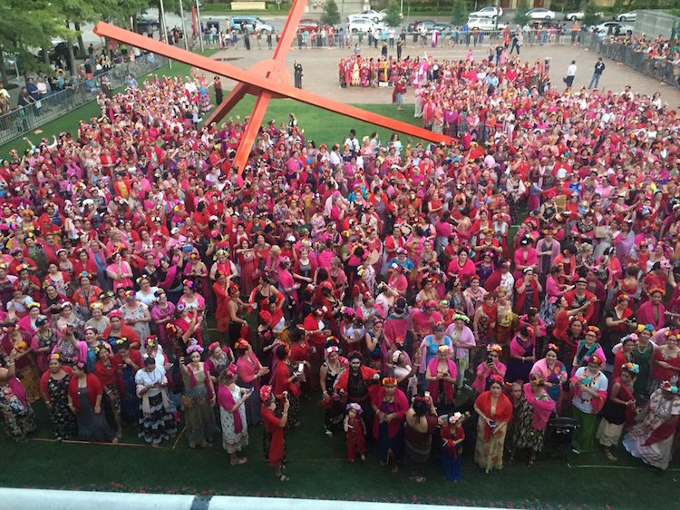 Στη γιορτή για τα 110α γενέθλια της Φρίντα Κάλο, οι «σωσίες» έσπασαν το ρεκόρ