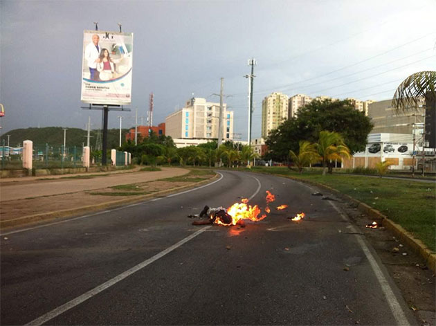 Φωτογραφία-ντοκουμέντο από την πυρπόληση άνδρα στη Βενεζουέλα