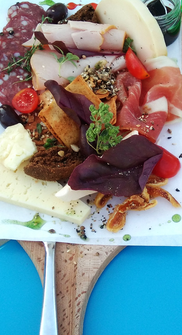 Πλατό με ελληνικά τυριά και αλλαντικά