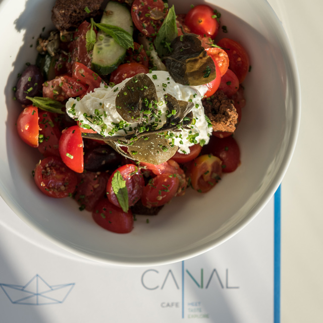 Σαλάτα με παξιμάδια χαρουπιού, κατσικίσιο τυρί, ντοματίνια, αγγούρι, κάπαρη και ελιές