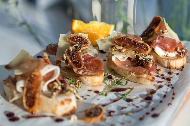 Μπρουσκέτες με προσούτο Καρπενησίου, κατσικίσιο τυρί, σύκο και πετιμέζι