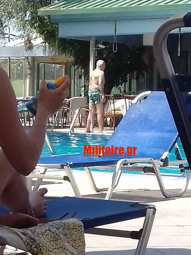 Ο Άκης απολαμβάνει την πισίνα 