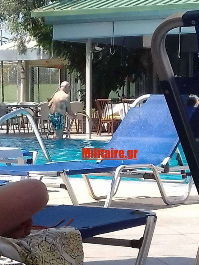 Ο Άκης απολαμβάνει την πισίνα 