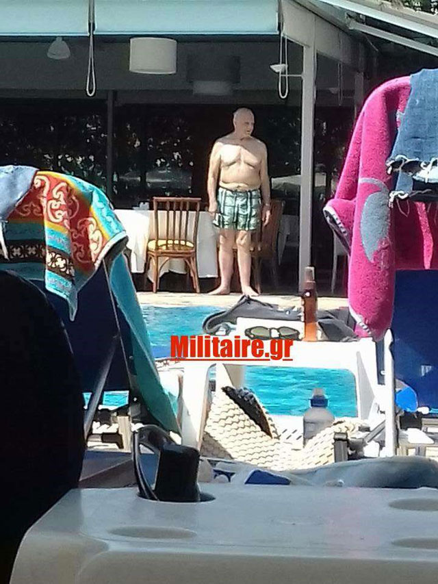 Ο Άκης απολαμβάνει την πισίνα 