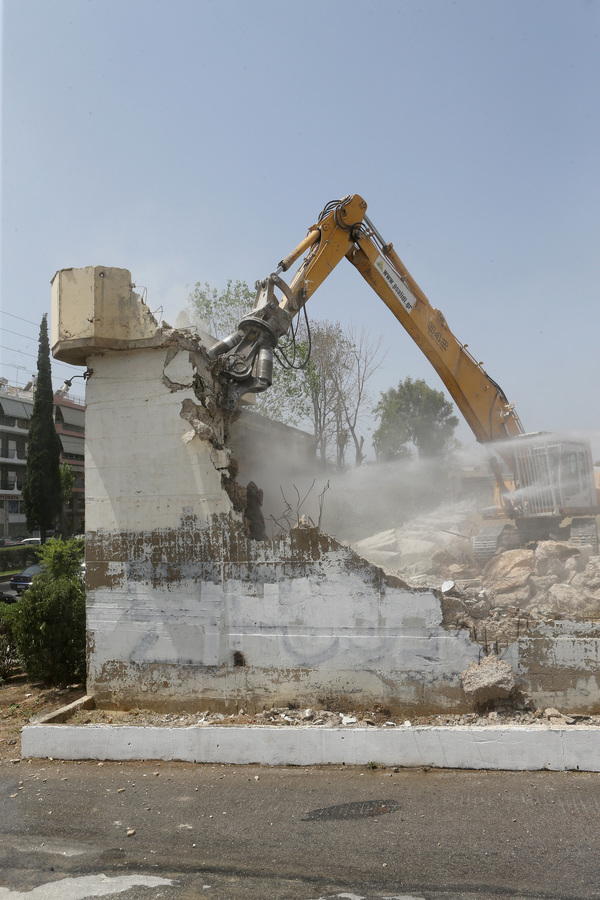 Κατεδαφίστηκε ο εξωτερικός τοίχος των γυναικείων φυλακών Κορυδαλλού 
