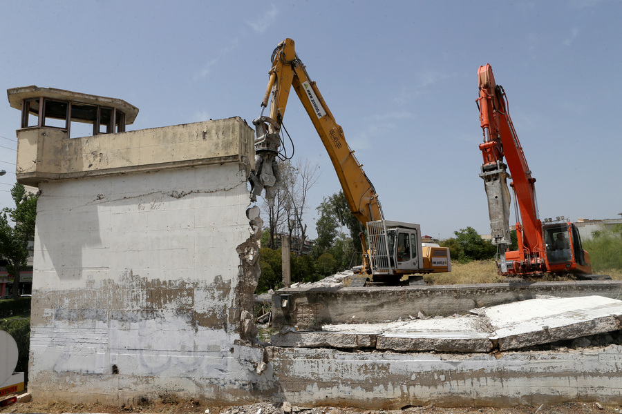 Κατεδαφίστηκε ο εξωτερικός τοίχος των γυναικείων φυλακών Κορυδαλλού 