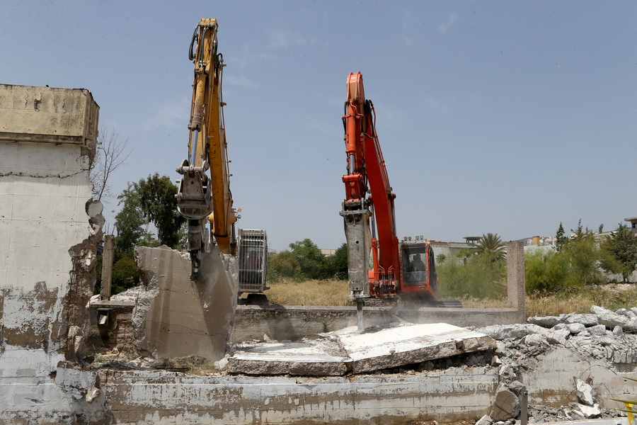 Κατεδαφίστηκε ο εξωτερικός τοίχος των γυναικείων φυλακών Κορυδαλλού 