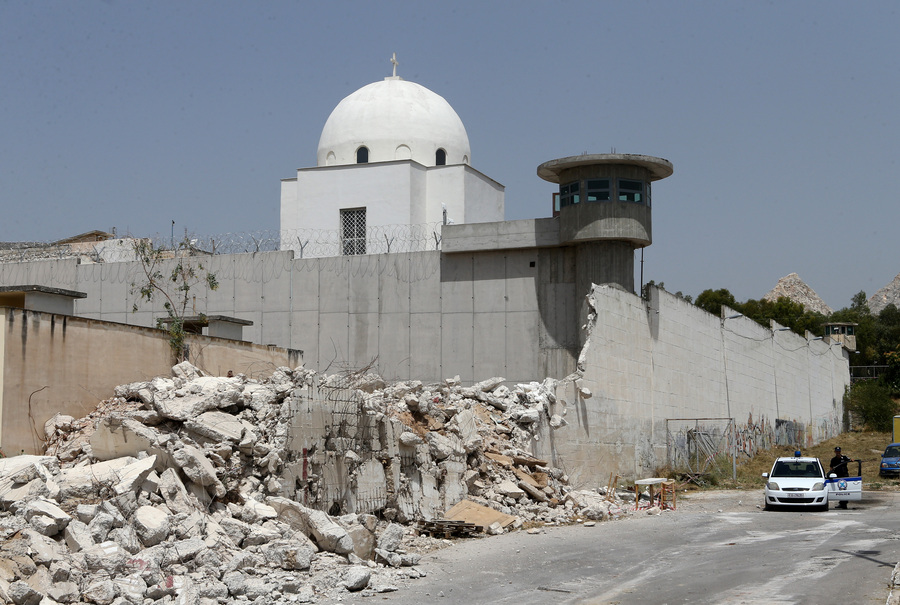 Κατεδαφίστηκε ο εξωτερικός τοίχος των γυναικείων φυλακών Κορυδαλλού 