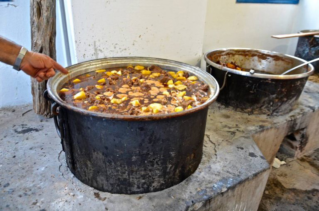 Τα φαγητά βράζουν σε μεγάλα καζάνια και θέλουν διαρκώς ανακάτεμα, κάτι που αναλαμβάνουν συνήθως οι πιο χειροδύναμοι Τα φαγητά βράζουν σε μεγάλα καζάνια και θέλουν διαρκώς ανακάτεμα, κάτι που αναλαμβάνουν συνήθως οι πιο χειροδύναμοι