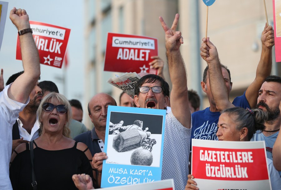 Αποφυλακίστηκαν οι 7 συνεργάτες της εφημερίδας Cumhuriyet