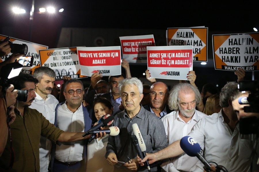 Αποφυλακίστηκαν οι 7 συνεργάτες της εφημερίδας Cumhuriyet