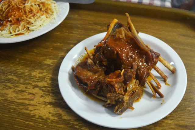 Όλα τα κρεατικά (αρνιά, κατσίκια, μοσχάρια, κουνέλια, κοκκόρια) είναι δικά τους!