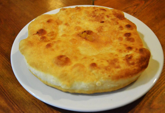 Λαδόπιτά φτιαγμένη από αφράτο ζυμάρι και σερβιρισμένη με σκυριανό τυρί