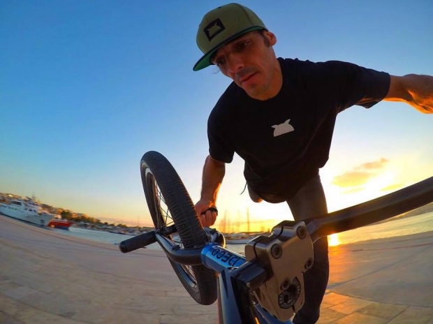 O George Kikos θα σου δείξει πως με ένα ποδήλατο όλα μπορούν να συμβούν